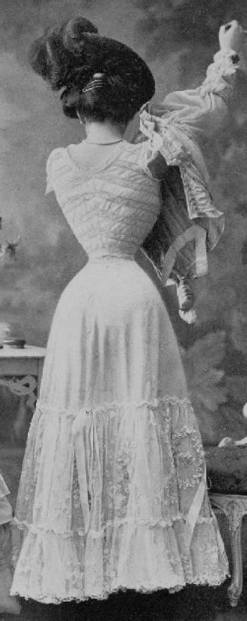 THE VICTORIAN ERA AND WOMENS CORSETS