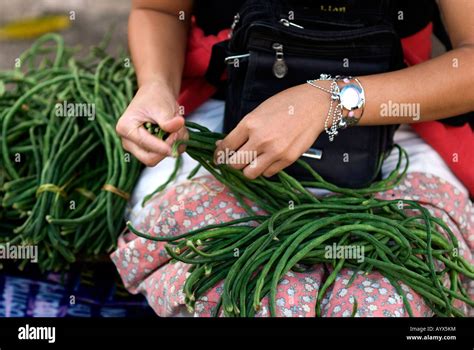 fiji suva girl stringing beans in the market Stock Photo - Alamy