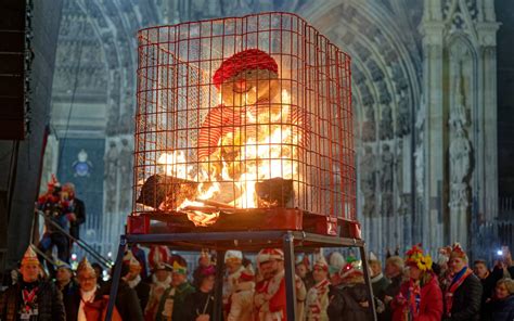 Köln Karneval 2023 So war Nubbel Verbrennung vor dem Kölner Dom