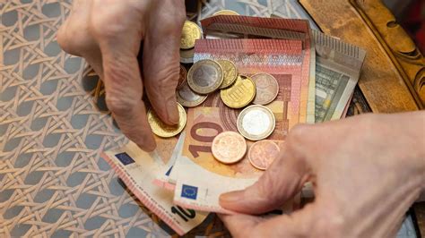 Mehrere hundert Euro Diese 8 Zuschüsse sollten Rentner kennen Euro