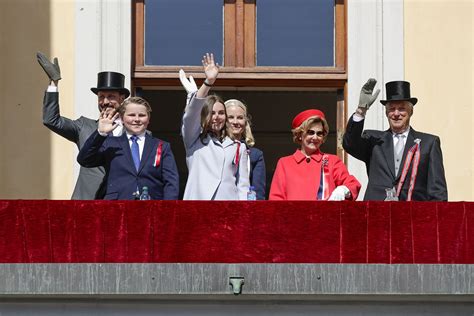 Noorse Royals Het Balkon Op Voor Nationale Feestdag Blauw Bloed