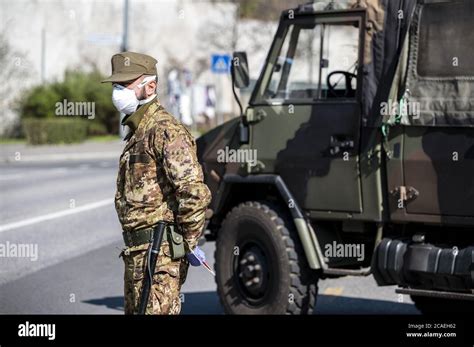 Los Soldados Militares Controlan En La Calle Patrulla De Seguridad Con