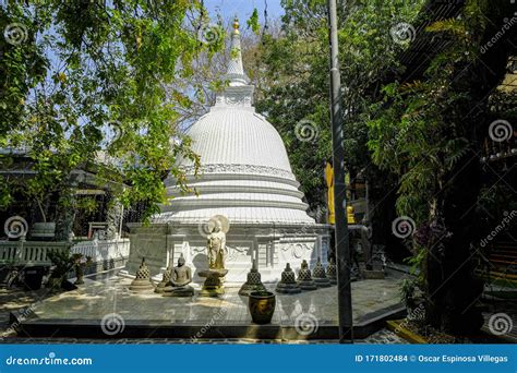 Gangaramaya Temple in Colombo, Sri Lanka Editorial Stock Image - Image ...