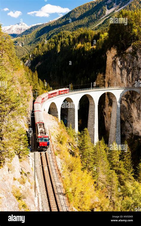 Zug Auf Der Rh Tischen Bahn Landwasserviadukt Kanton Graub Nden