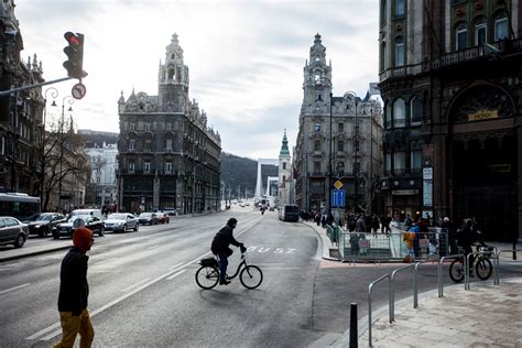 A Budapesti Ferenciek Tere Az átépítés Előtt és Után