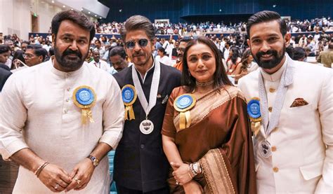 rani mukerji helps shah rukh khan wear lanyard  st national film