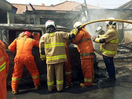 Sembilan Unit Mobil Damkar Atasi Kebakaran Di Sman Jakarta