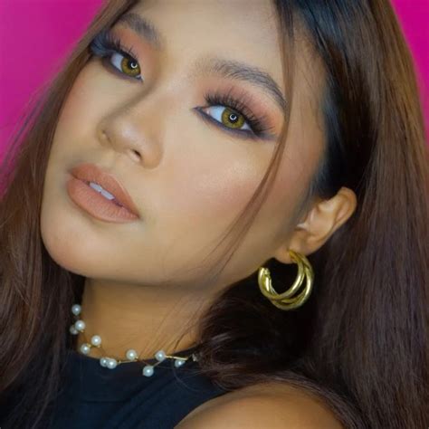 You Need To Try The Viral Reverse Cat Eye Trend Thats Blowing Up On