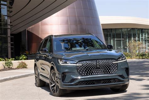 Lincoln Debuts Aviator Chauffeur Driven Magazine