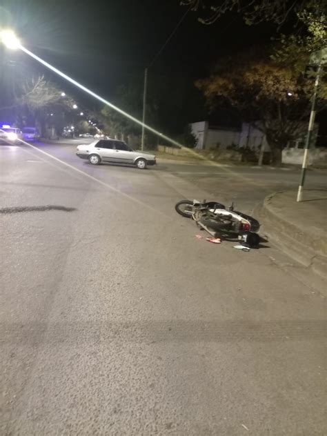 Fuerte Choque Entre Un Auto Y Una Moto Trasladaron Un Joven De A Os