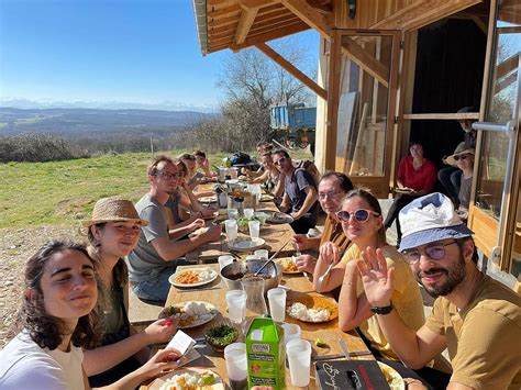 Après l effort le réconfort autour d un bon repas partagé dans la