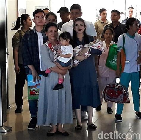 Selvi Ananda Cantik Gendong La Lembah Cucu Jokowi Tinggalkan Rs Foto 1