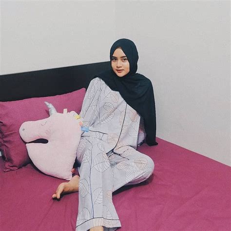 Gambar Mungkin Berisi 1 Orang Fashion Hijab