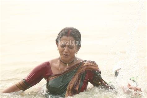 গ্রামের মেয়ে রাঙা বউ সাঁতার জানে না রাঙা বউ গঙ্গায় ঝাঁপ দিতেই উঠল