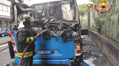 Catania Intervento Dei Vigili Del Fuoco Per Lincendio Di Un Bus