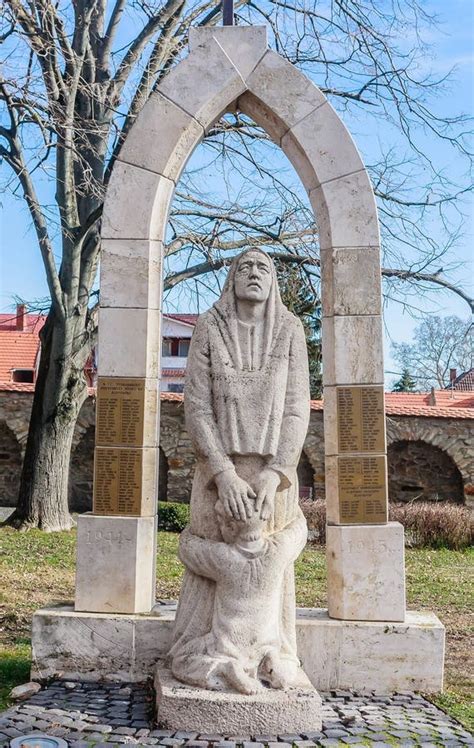 Monumento Conmemorativo Dedicado A Las V Ctimas De La Segunda Guerra