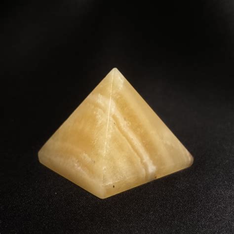 Pyramide En Calcite Lesmineraux Fr