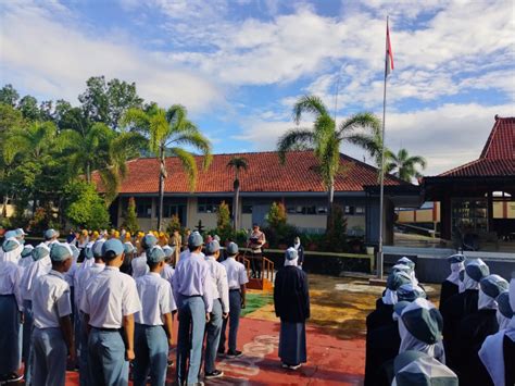 POLICE GOES TO SCHOOL PANIT BINMAS POLSEK KALIBAWANG BERIKAN EDUKASI