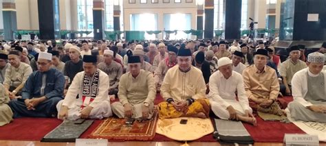 Pj Bupati Agara Salat Idul Fitri Di Masjid Agung At Taqwa