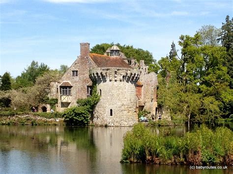 Sunshine and blooms at Scotney Castle