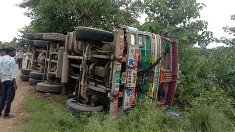 Bike Rider Crushed To Death After Truck Full Of Coconut Overturned In Jagdalpur Amar Ujala