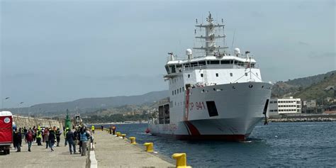 Migranti In 700 Approdano A Reggio A Bordo Della Nave Diciotti FOTO