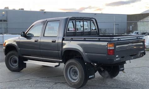 1990 Toyota Hilux double-cab 4x4 | AdamsGarage - SODO-MOTO