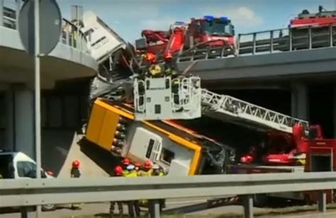 Polonia Un Autobuz Plin Cu Pasageri A C Zut De Pe Un Pod Un Mort I