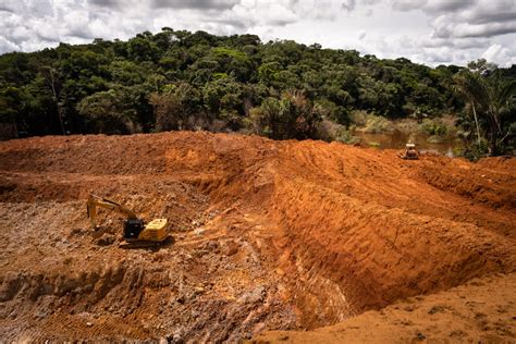 Área de garimpo no Brasil dobrou na última década e supera mineração