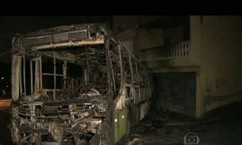 Ônibus é incendiado perde freio e invade 2 casas na Grande São Paulo