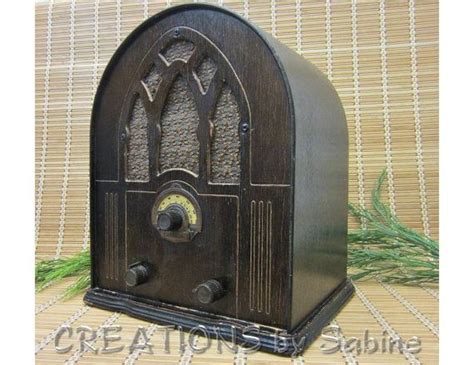 An Old Fashioned Radio Sitting On Top Of A Table