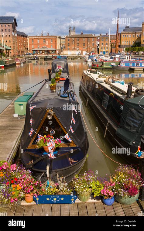 Canal boats moored at the Historic Gloucester Docks, Gloucester Stock Photo - Alamy