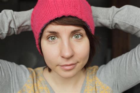 La Chica Con Una Gorra Rosa Mira Hacia Adelante Con Las Manos Detr S De