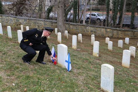 Graveyard Ceremony Commemorates When U.S., Russia Were the Closest of Allies - USNI News