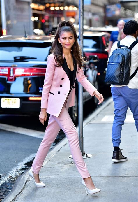 Zendaya S Best Outfits Over The Years From To Now Trajes De