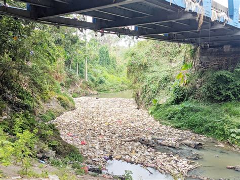 Warga Keluhkan Tumpukan Sampah Di Aliran Sungai Cibanten Radarbanten