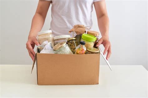 Premium Photo Volunteer With Box Of Food For Poor Donation Concept