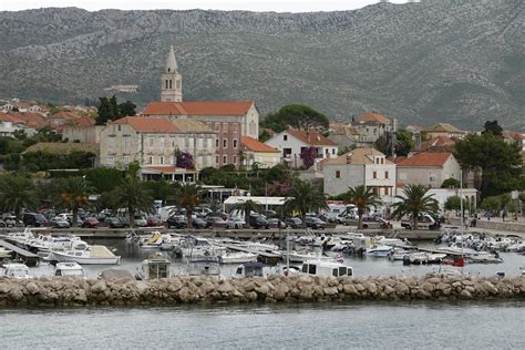 Slobodna Dalmacija Veliki Skandal U Dalmatinskom Turisti Kom Sredi Tu