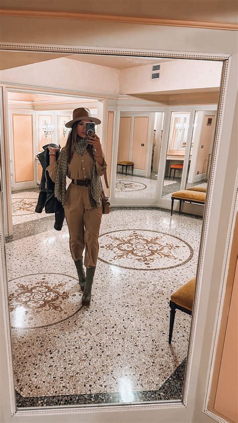 Agustina Gandolfo sorprendió a sus seguidores y posó con un enterito al