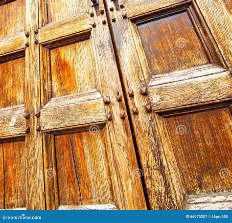 Textura Abstrata De Uma Porta Velha De Madeira Antiga Marrom Em Italia