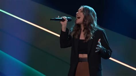 Wisconsin Woman Picks Team Kelly On 'The Voice'