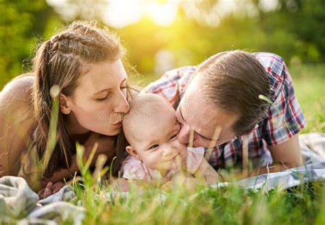 Familia Feliz Tendida En Una Manta De Picnic En La Naturaleza Con Su