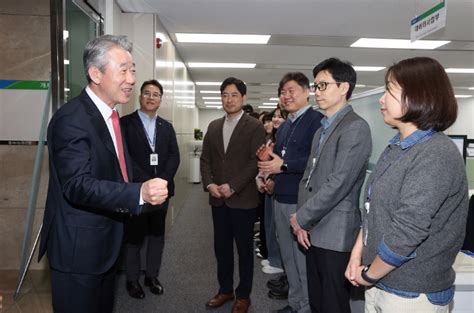 이로운톺아보기 강호동 농협중앙회 회장 취임 한 달 현장경영 광폭 행보현장 목소리 청취 강조