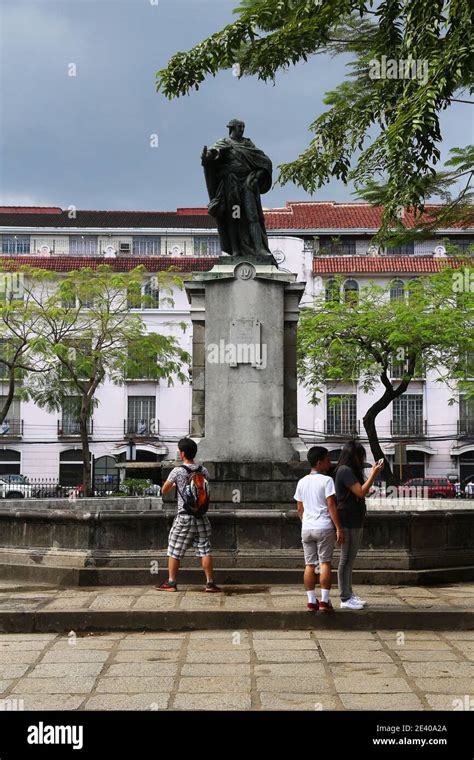 Manila Philippines November 25 2017 People Visit Plaza De Roma In