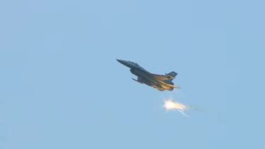 Manuver Jet Tempur F 16 TNI AU Membelah Langit IKN