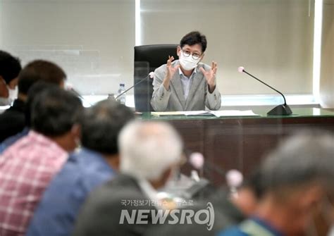 최훈식 장수군수 포도‧토마토 농가들과 지속 발전 위해 머리 맞대 뉴스로