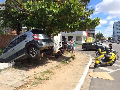 G1 Após colisão carro atinge muro na Av Deputado José Lages em