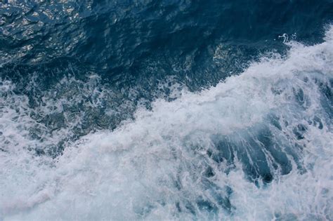 Lindas Ondas Do Mar Muita Espuma E Bolhas Na Superf Cie Foto Premium