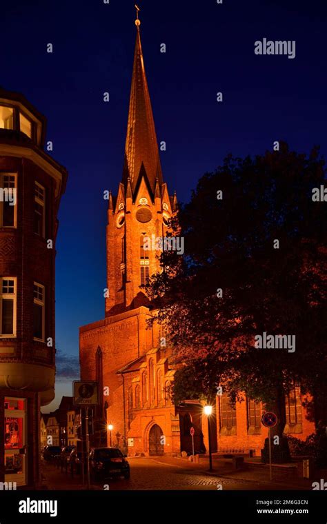 St Petri Kirche Buxtehude Bei Nacht Stock Photo Alamy