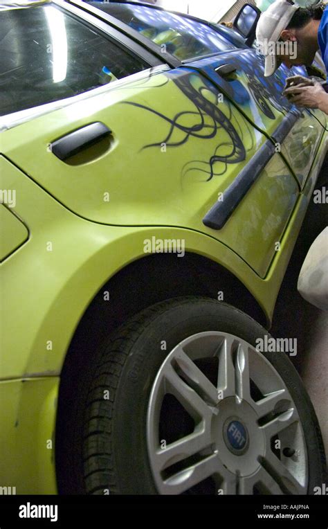 airbrush artist painting on car Stock Photo - Alamy